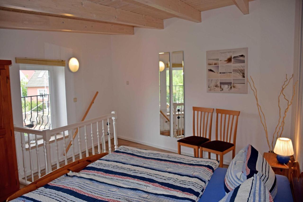 Ferienhaus zum Hafen in Altefähr Exterior foto