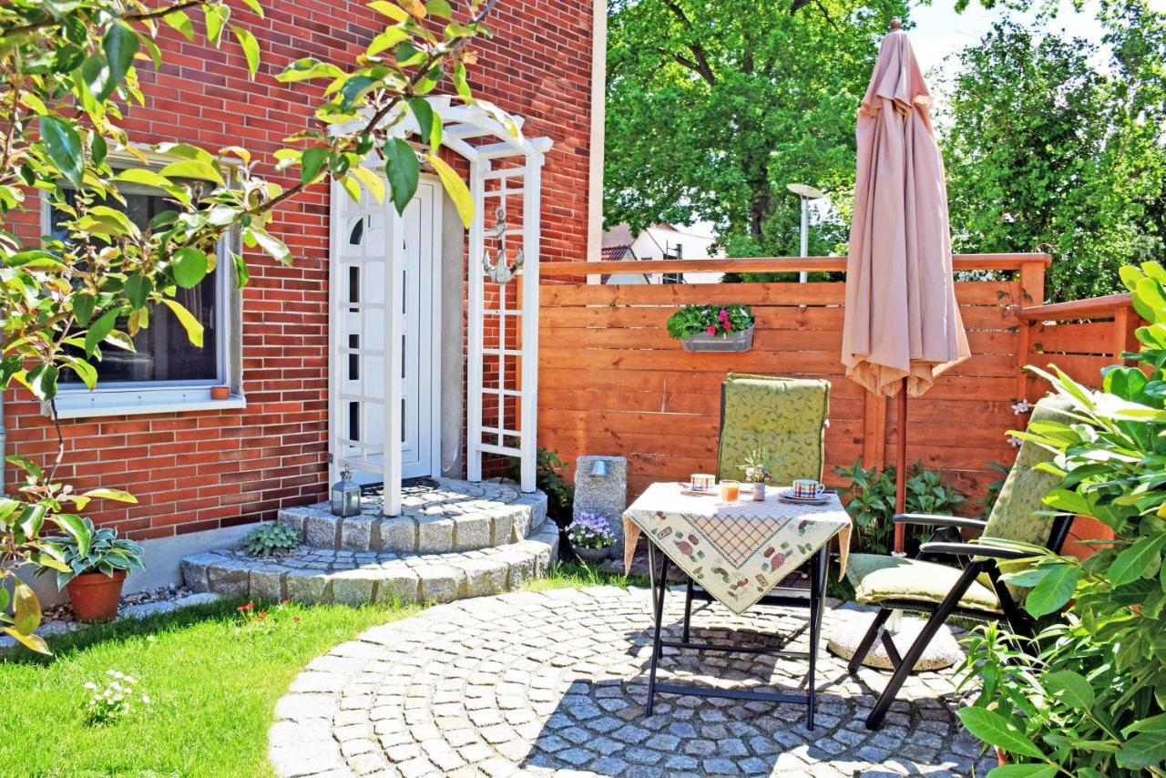 Ferienhaus zum Hafen in Altefähr Exterior foto