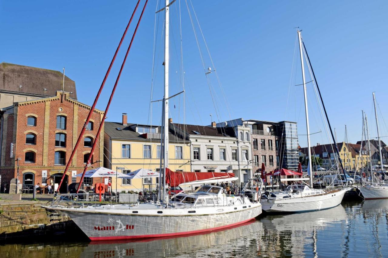 Ferienhaus zum Hafen in Altefähr Exterior foto